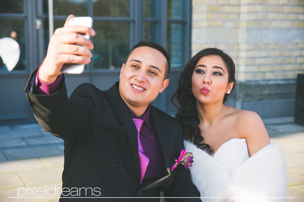 hochzeitsfotos - Selfie vom Brautpaar- Brautpaar Selfie - Hochzeitsfotograf Köln Bonn Düsseldorf Bochum Zoo Flora Hochzeitsfotograf