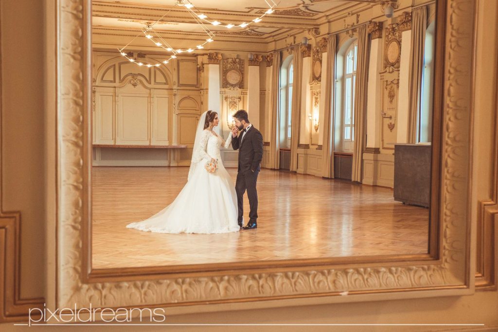 Saal Brautstrauss Brautpaar Bouqet Hochzeitsfoto Türkischer Hochzeitsfotograf Fotograf Stadthalle Wuppertal Spiegel Rahmen