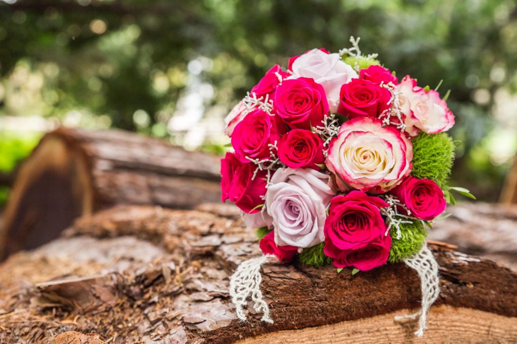 Brautstrauss auf Baumstumpf Rosen im Japanischen Garten Leverkusen1