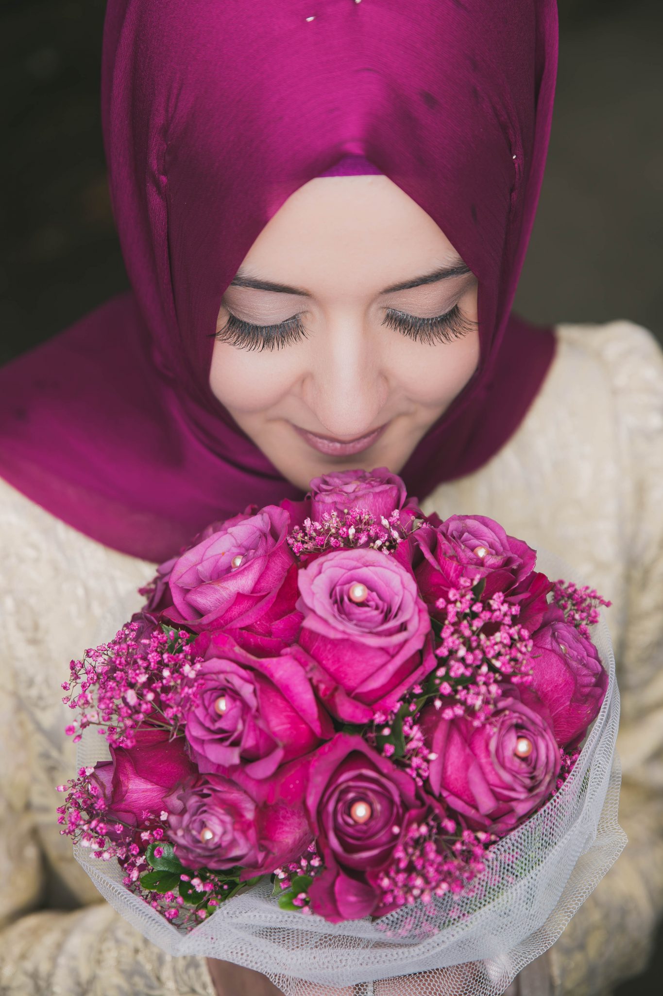 Lila Brautstrauß Rosen passend zur Kleidung Kopftuch Kopfbedeckung