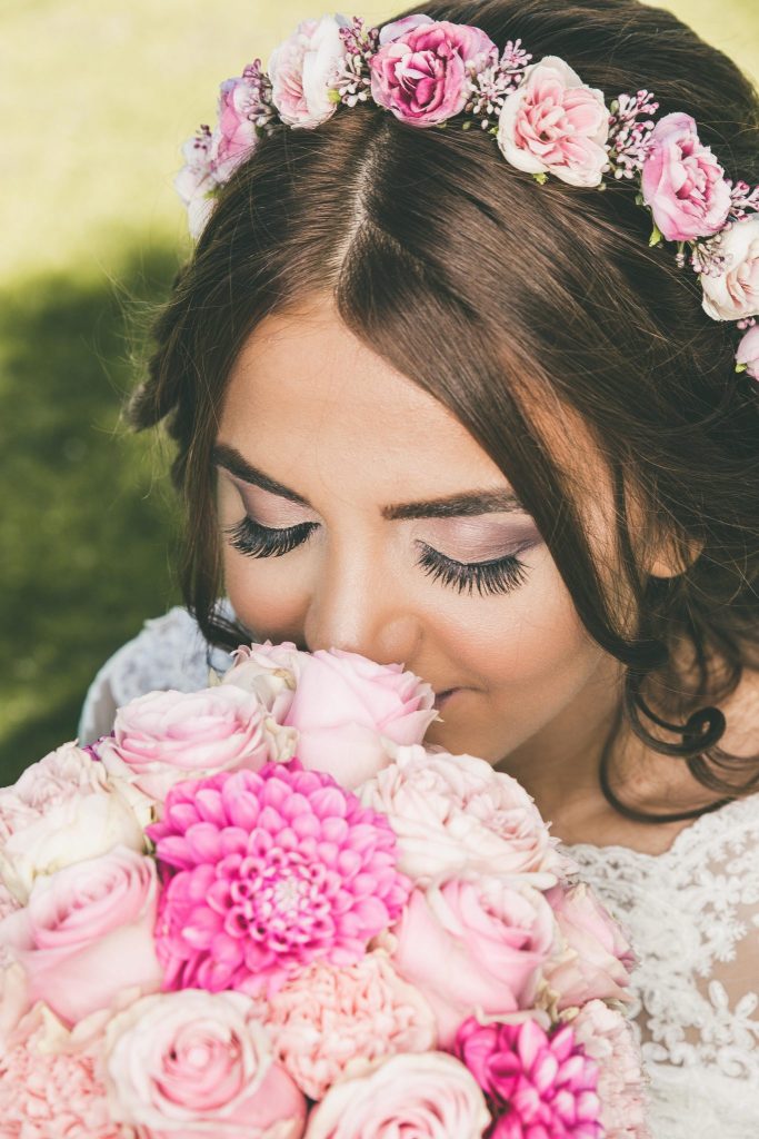 Rosaner Brautstrauss aus Rosen mit Rosenhaarteil an der Braut mit schoenem Brautmakeup3