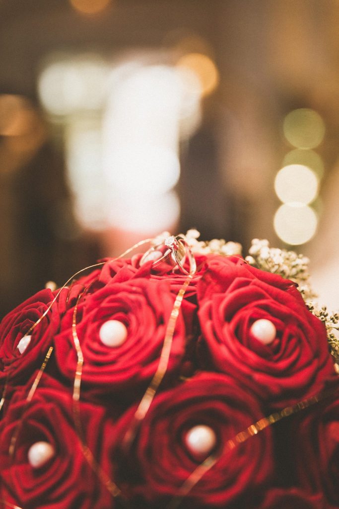 Roter Brautstrauss Bouquet aus Rosen auf Klavier