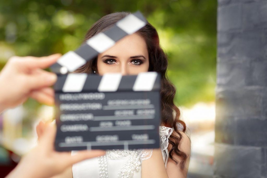 Hochzeitsfilmer schlägt die Klappe vor der Braut