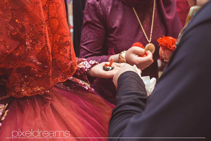 Hennaauftrag auf die Hand der künftigen türkischen Braut vor ihrer Henna Nacht