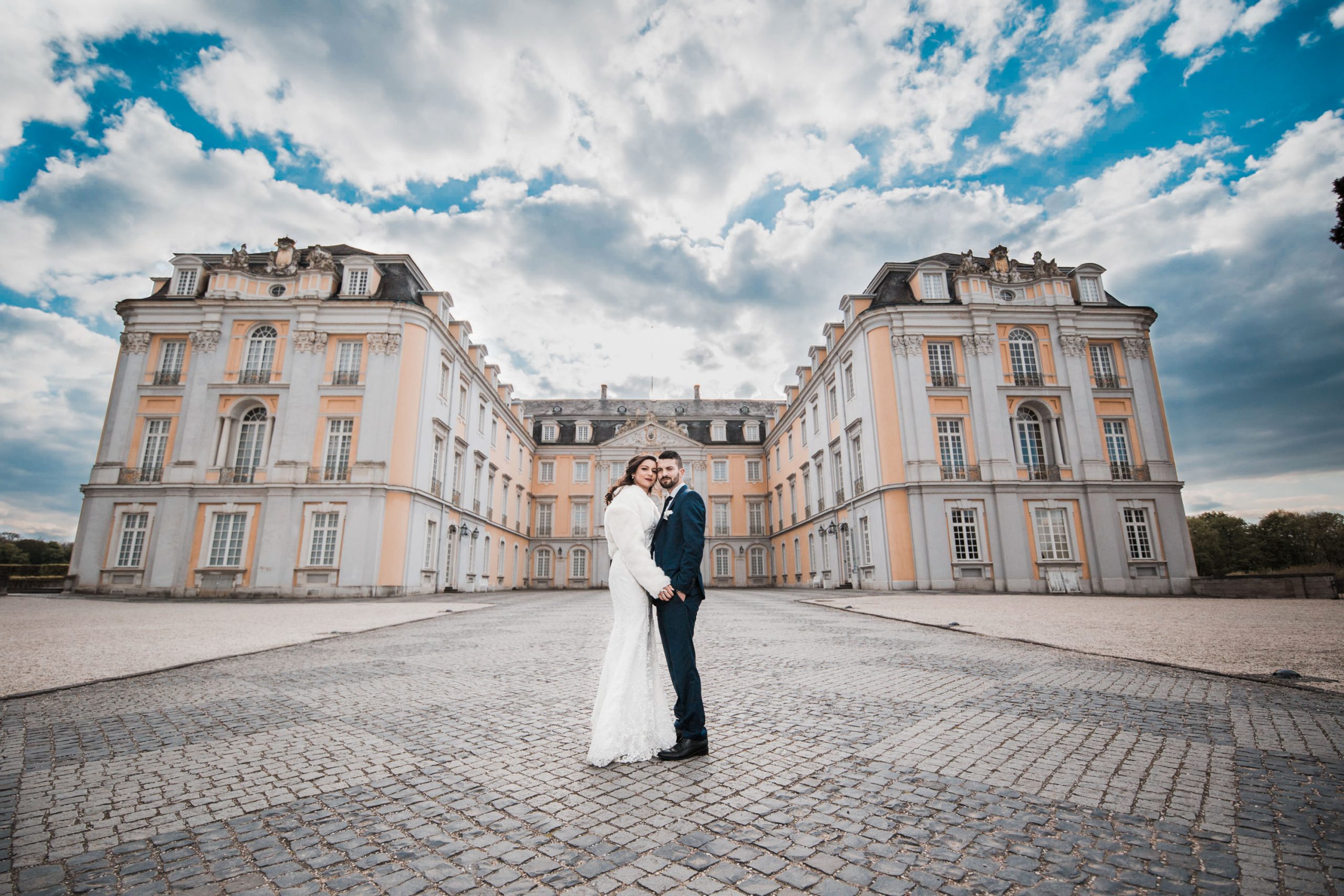 Hochzeitsbild eines Brautpaares vor dem Schloss Brühl