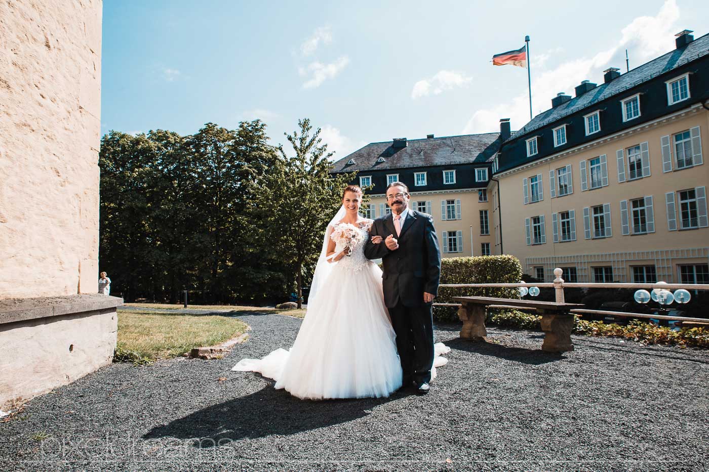 Kurz vor der Trauung vor der Petersberg-Kapelle. Brautvater wartet mit Braut kurz vor dem eintritt in die Kapelle. Hochzeitsfotograf hält diese Situation fest.