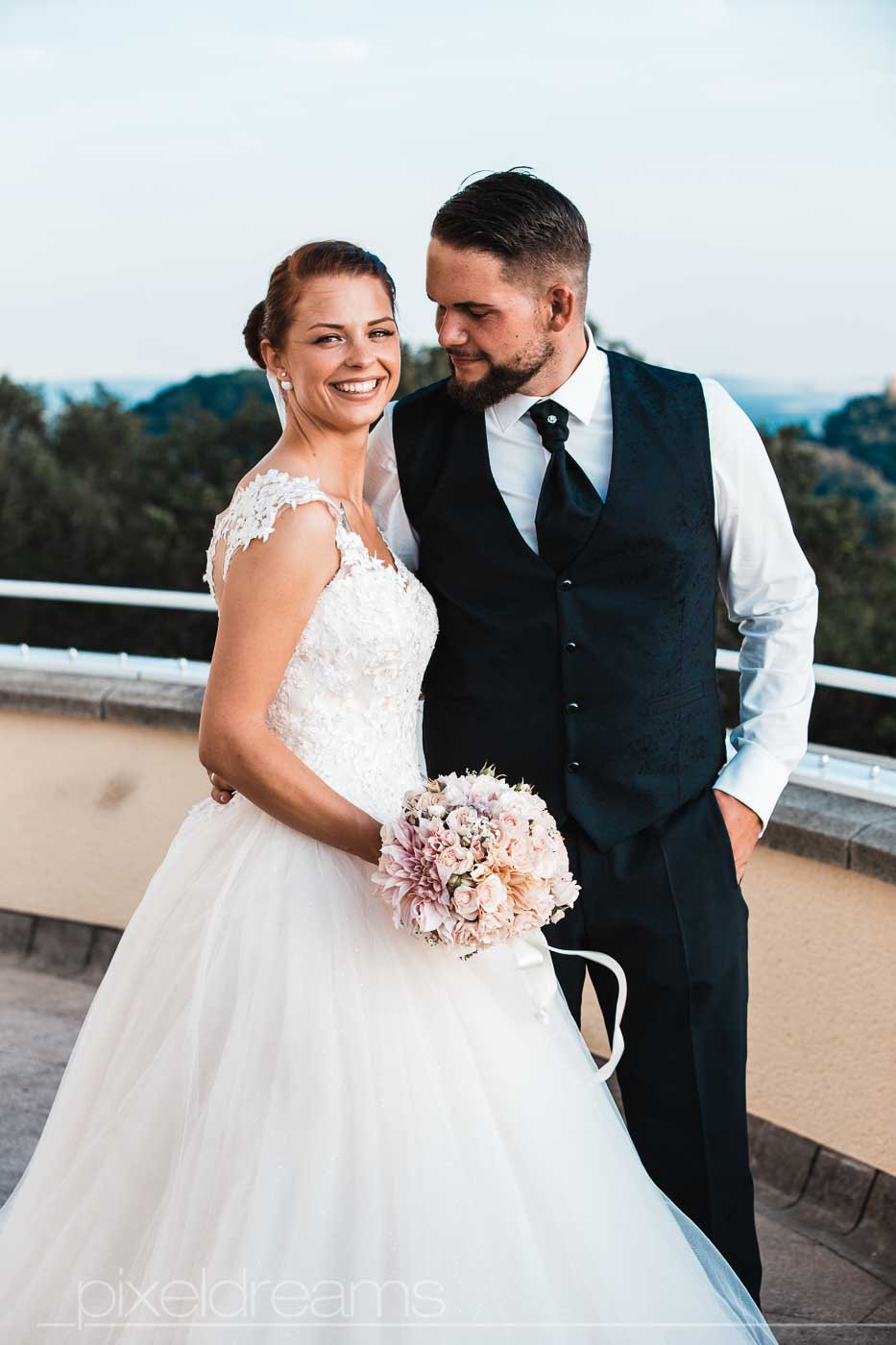 Steigenberger Grandhotel. Brautpaar posiert auf Terasse für Hochzeitsfotograf