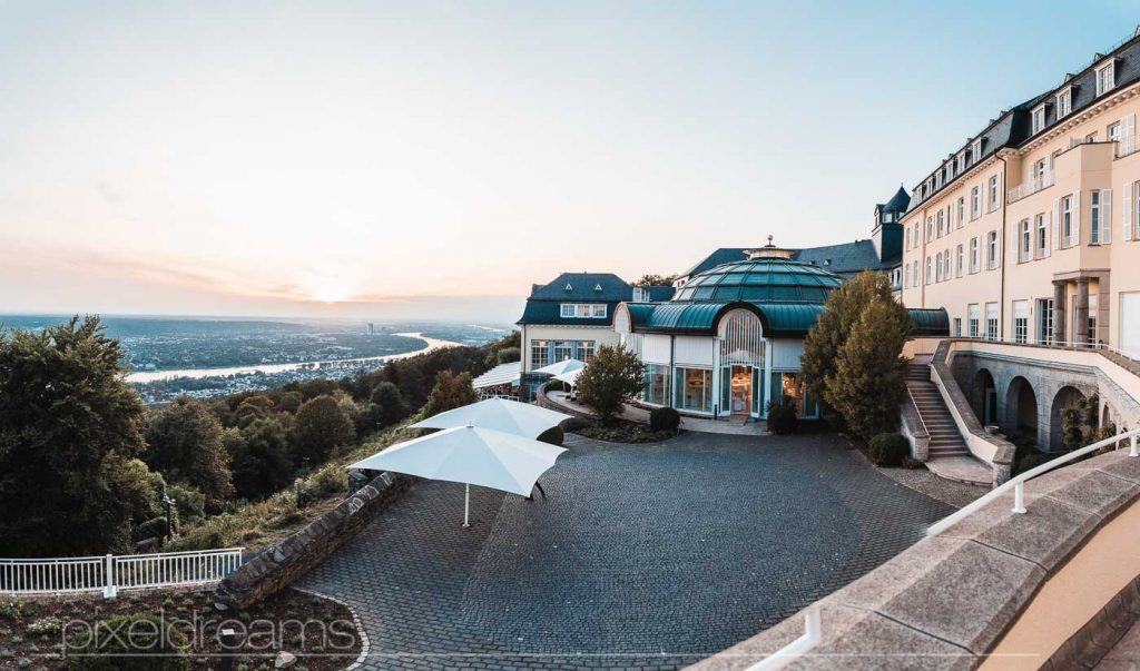 Steigenberger Grandhotel Hochzeitsfeier mit Blick vom Petersberg auf den Rhein in Königswinter