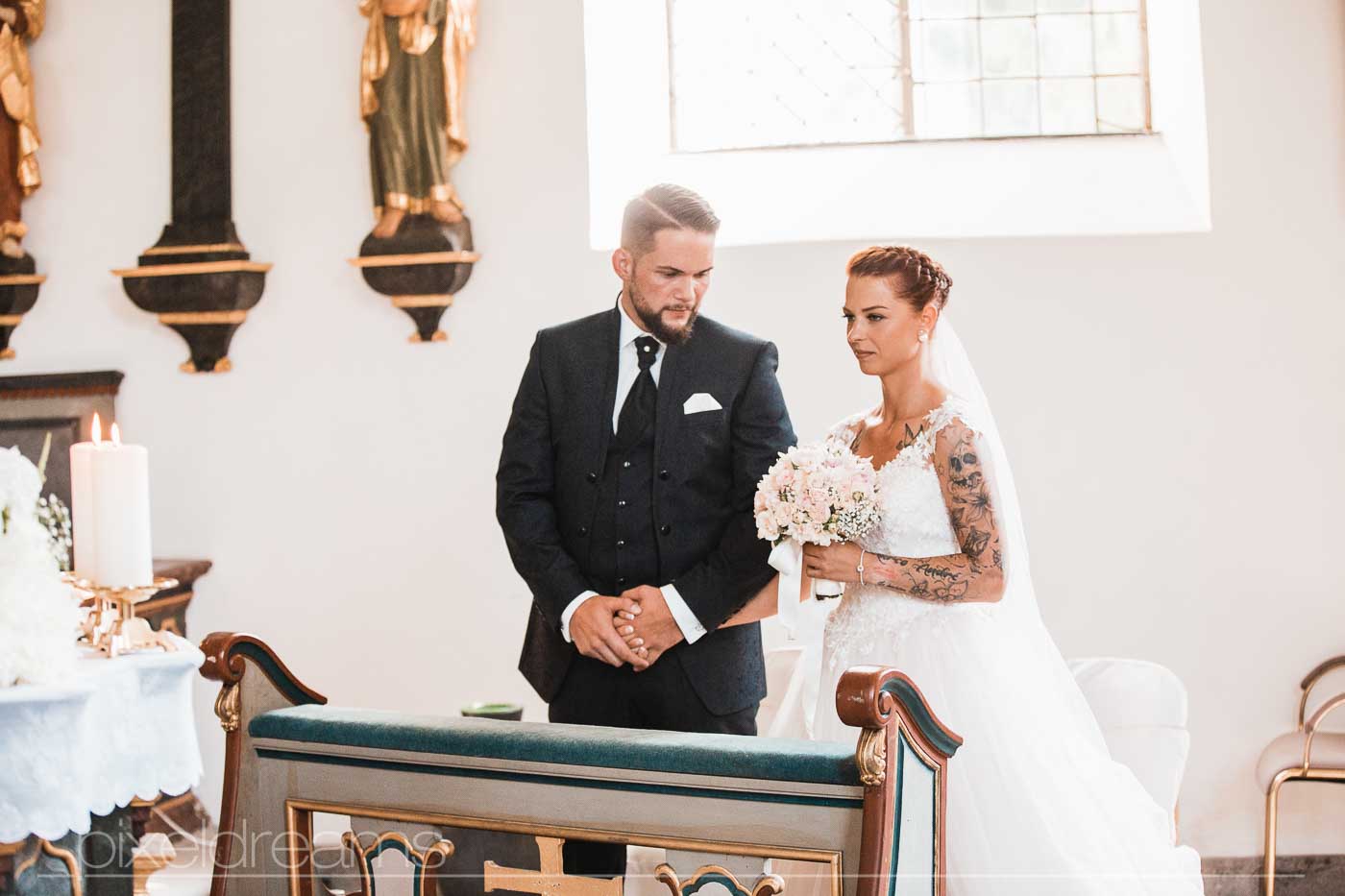 Hochzeit in der Petersberg-Kapelle. Am Altar.