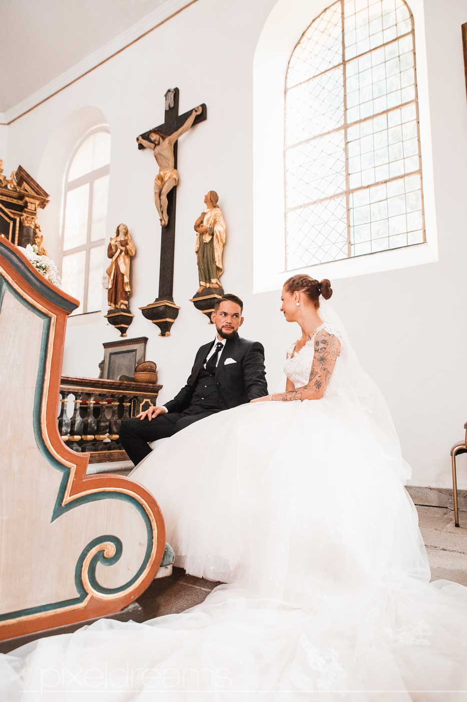 Hochzeit in der Petersberg-Kapelle. Am Altar.