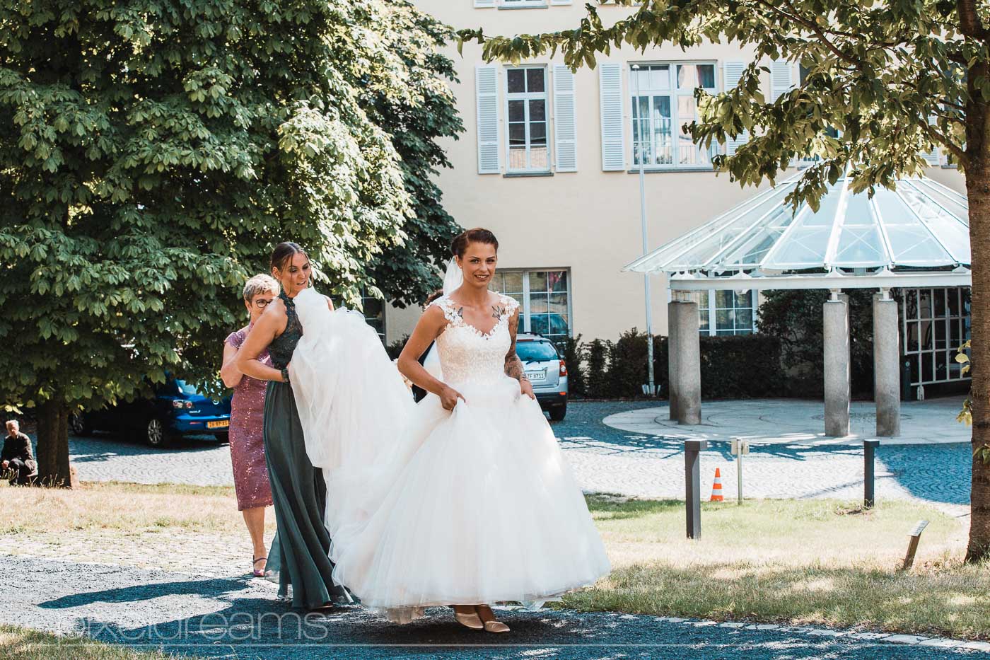 Kurz vor der Trauung, vor der Petersberg-Kapelle. Braut begibt sich zur Kapelle. Hochzeitsfotograf hält diese Situation fest.