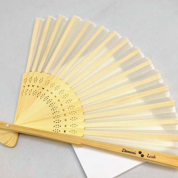 Ein kühlen der Fächer für warme Sommertage als Gastgeschenk für die Hochzeitsgäste