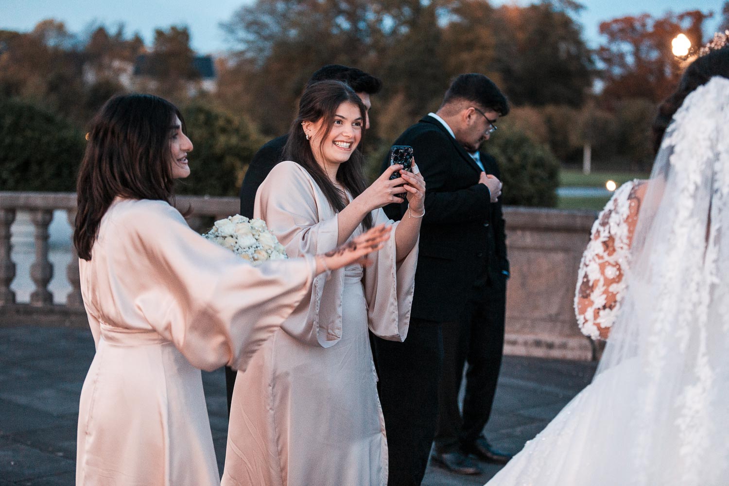 BridesMaids fotografiert Braut mit ihrem Smartphone während sie zum Klang der Steeldrum tanzt