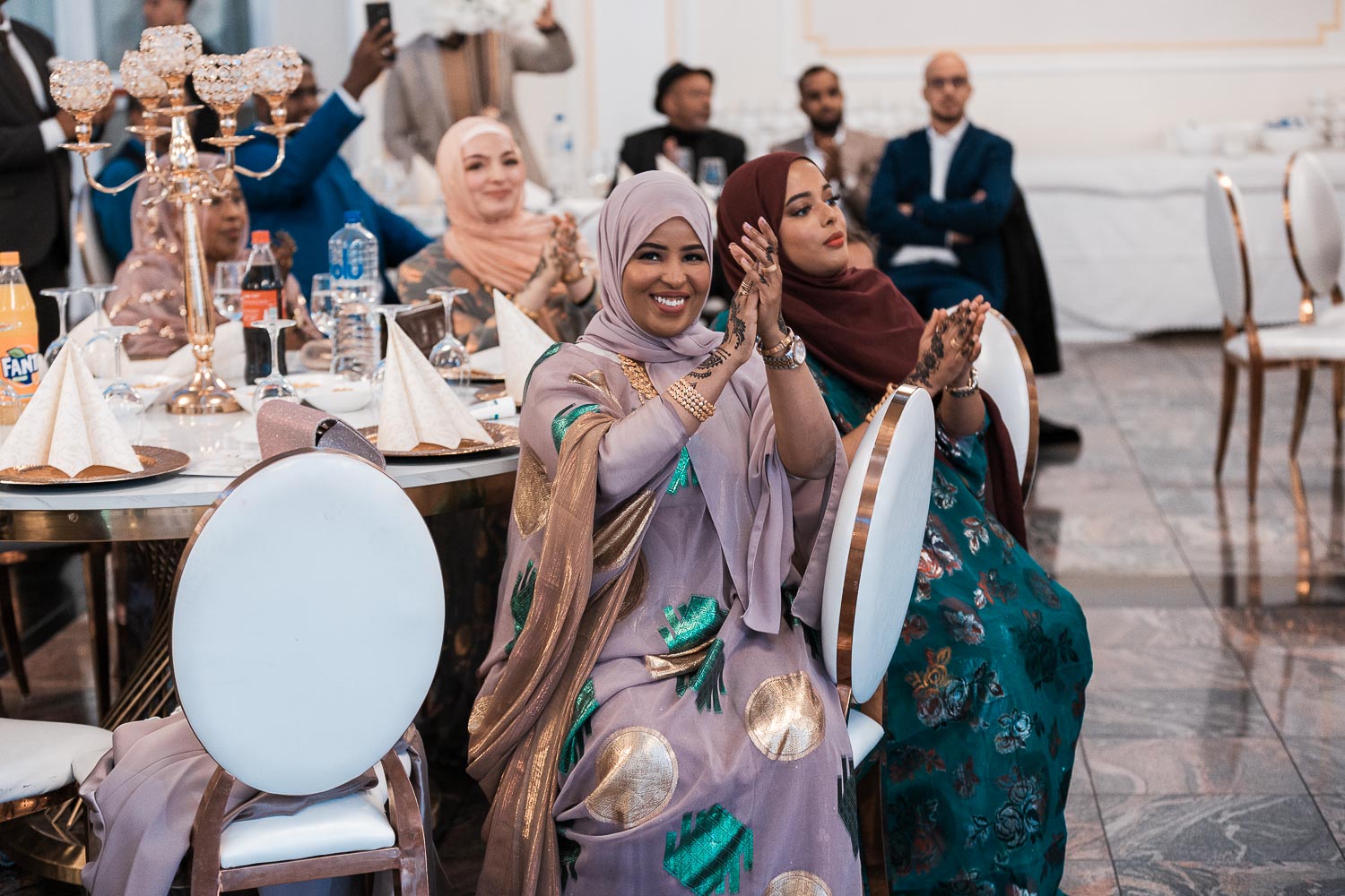 Somalische Frauen auf einer somalischen Hochzeit in traditioneller Kleidung Diraa/ Guntiino/ Garbasaar amüsieren sich