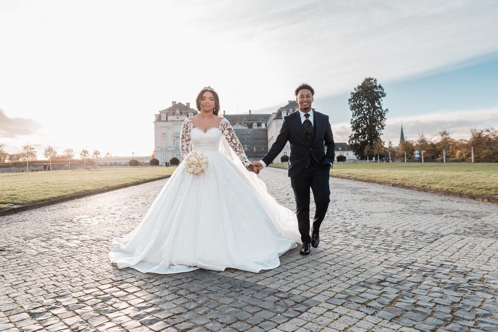 Hochzeitsfotograf Bruehl Schloesser - somalisch afrikanisch hochzeit - Hochzeitsreportage_6_Brautpaar-Shooting-Brautpaar steht vor dem Schloss Augustusburg