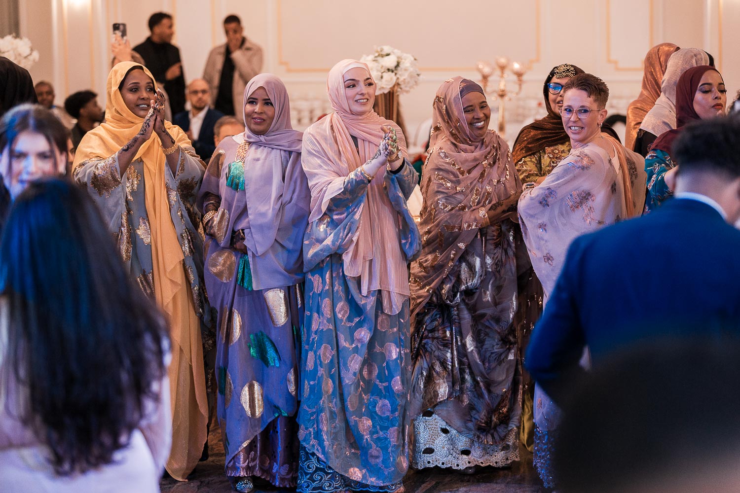 Somalische Frauen auf einer somalischen Hochzeit in traditioneller Kleidung Diraa/ Guntiino/ Garbasaar amüsieren sich im Event Palast Hürth