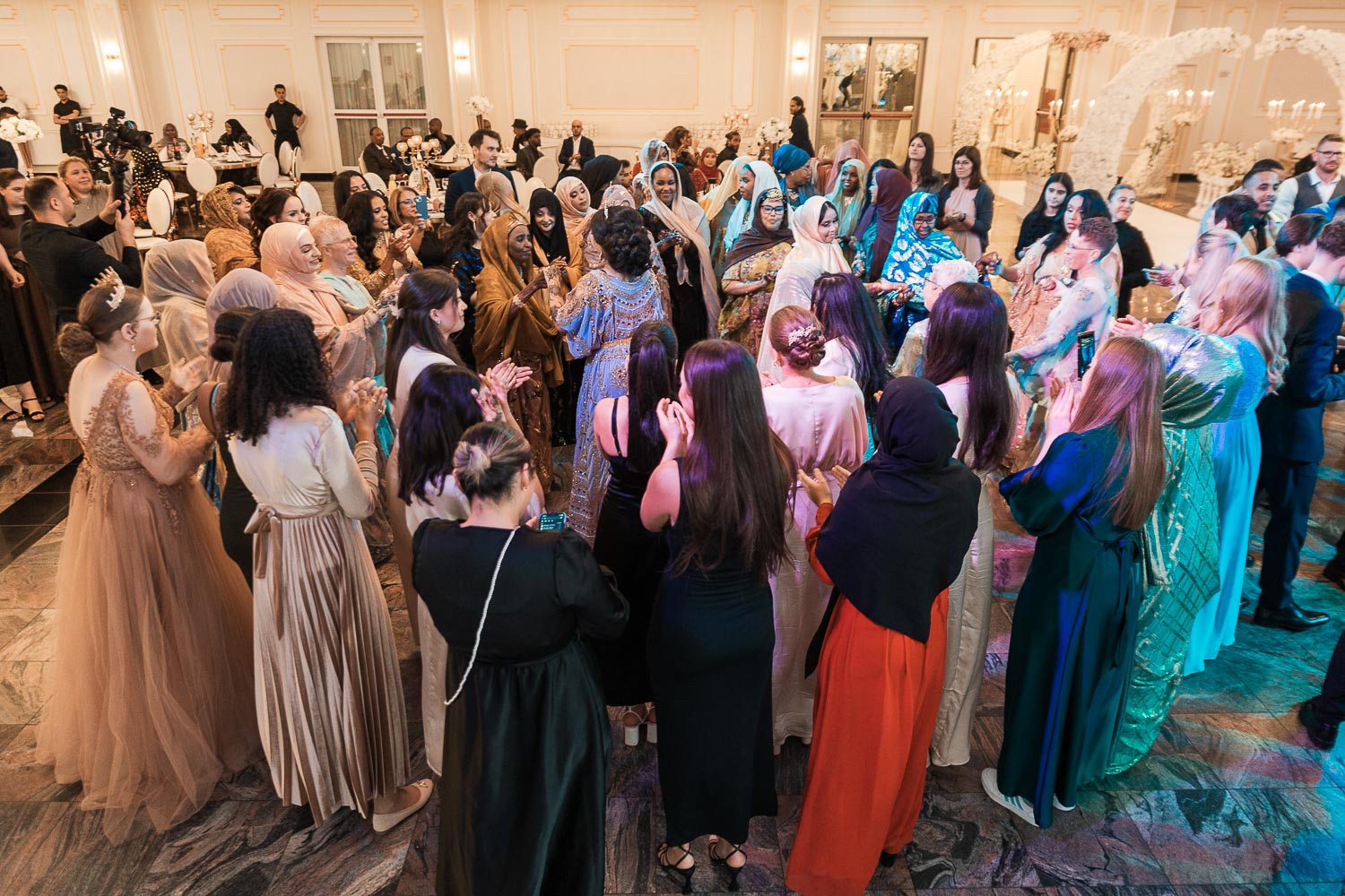 Somalische und europäische Frauen in traditioneller somalischer Kleidung Diraa/ Guntiino/ Garbasaar amüsieren sich bei einer Hochzeit im Event Palast Hürth.