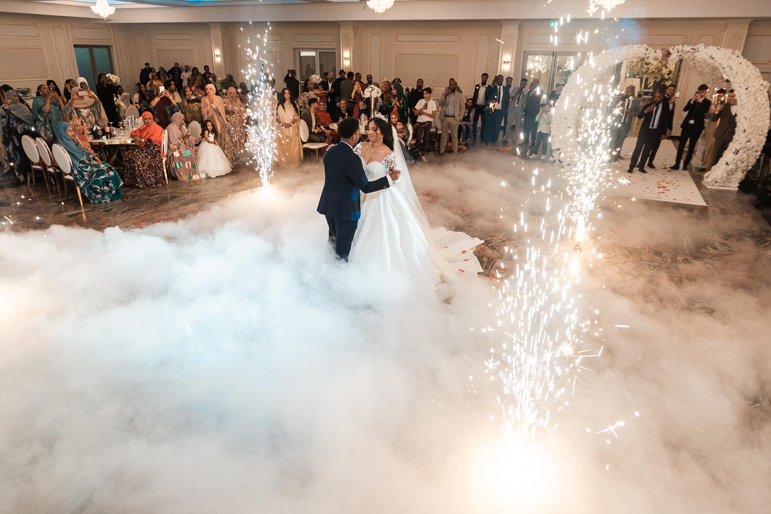 Brautpaar beim Eröffnungstanz im Event Palast, umhüllt von Nebel und begleitet von einem Feuerwerk.