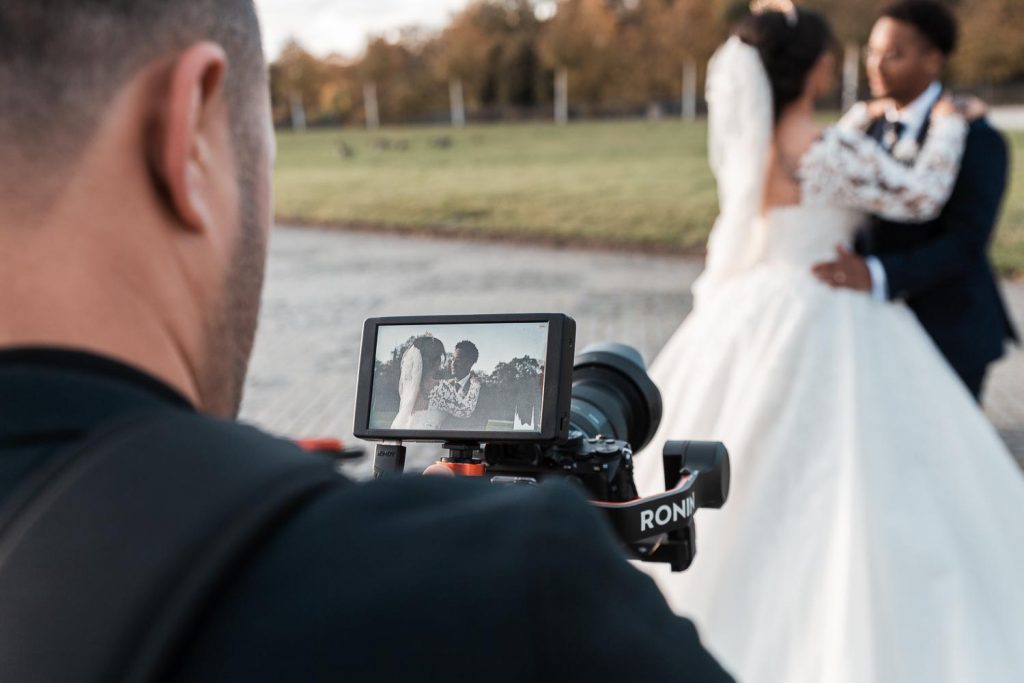 Hochzeitsfotograf Bruehl Schloesser - somalisch afrikanisch hochzeit - Hochzeitsvideograf filmt Brautpaar beim Outdoorshooting