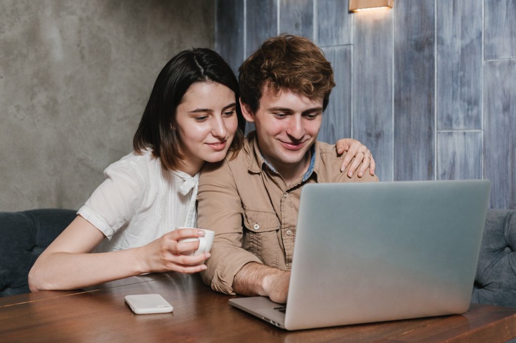 Paar sucht im Internet nach einem Hochzeitsfotografen in Köln.