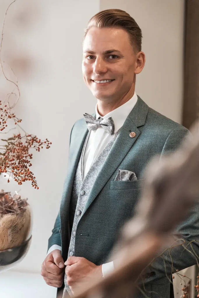 Bräutigamporträt nach dem Getting Ready im eleganten grünen Hochzeitsanzug