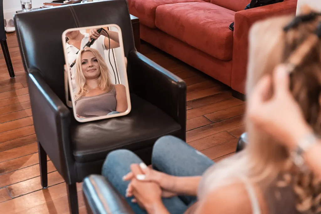 Braut beim Getting Ready und Haarstyling im Hotelzimmer vor ihrer Hochzeit auf Schloss Burgbrohl