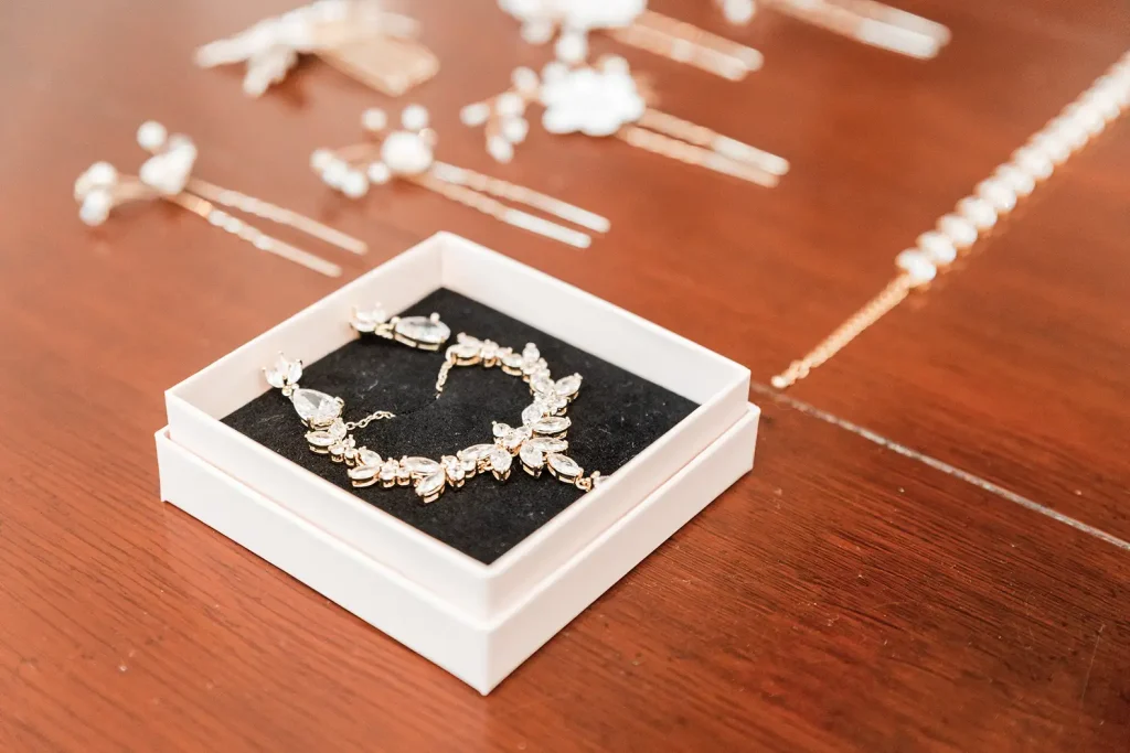 Brautschmuck und Haarschmuck als liebevolle Hochzeitsdetails beim Getting Ready