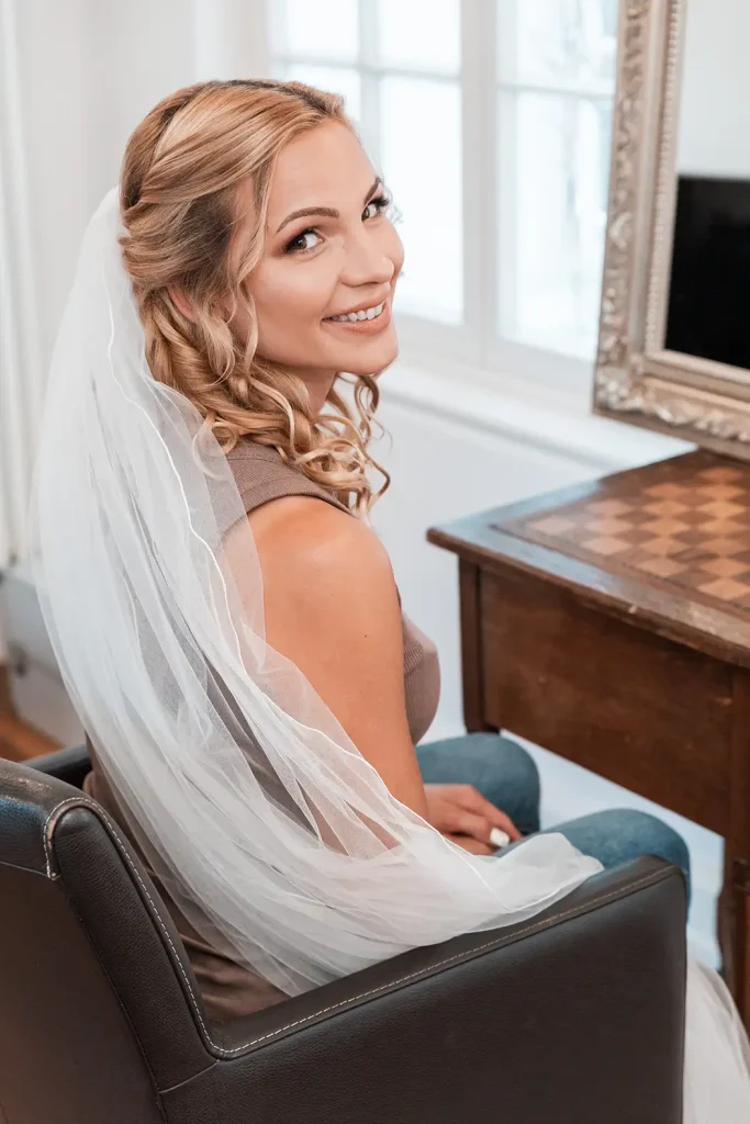 Natürliches Brautporträt mit Schleier während des Getting Ready am Hochzeitstag