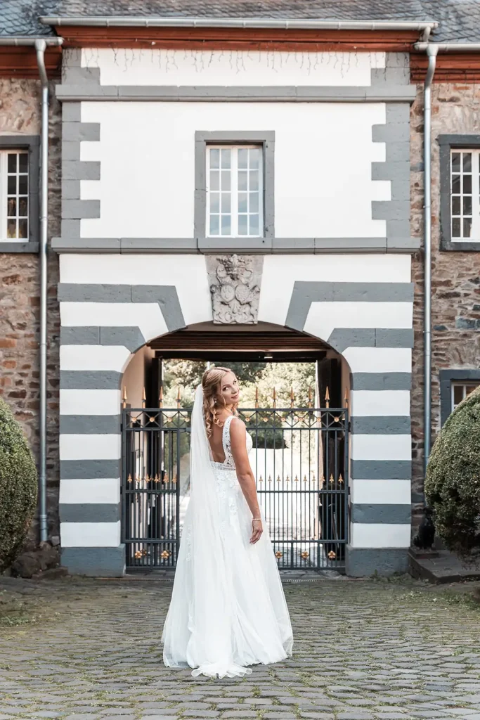 Brautporträt vor der historischen Architektur von Schloss Burgbrohl beim Hochzeitsshooting