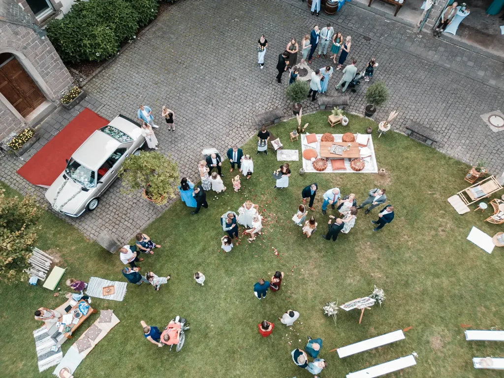 Hochzeitsgesellschaft bei einer Feier auf Schloss Burgbrohl aus der Luft
