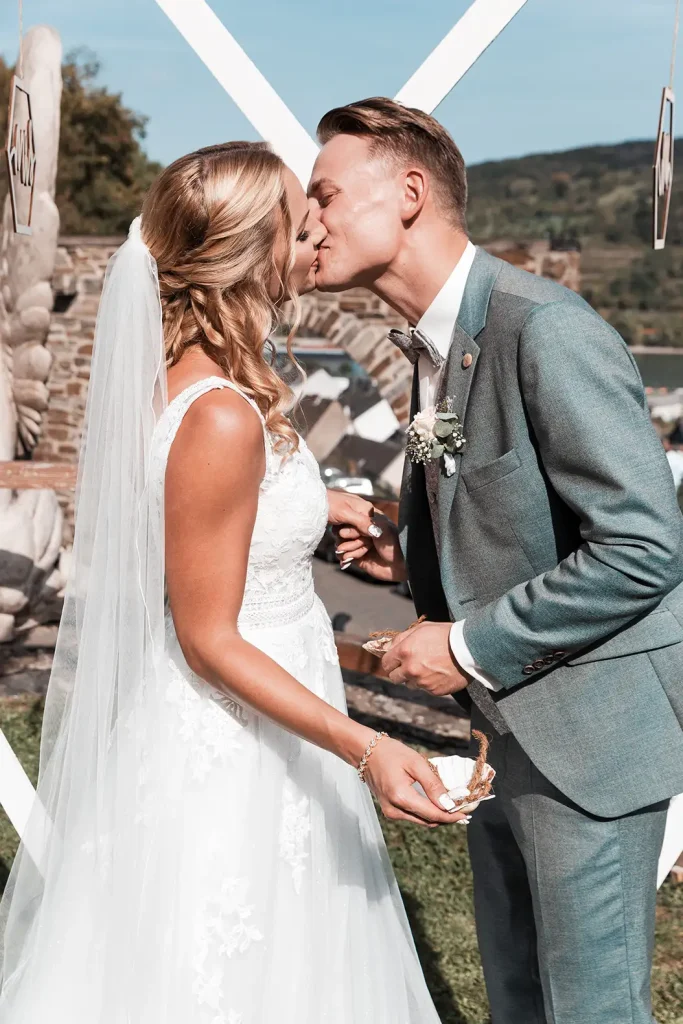 Brautpaar beim Hochzeitskuss während der freien Trauung auf Schloss Burgbrohl