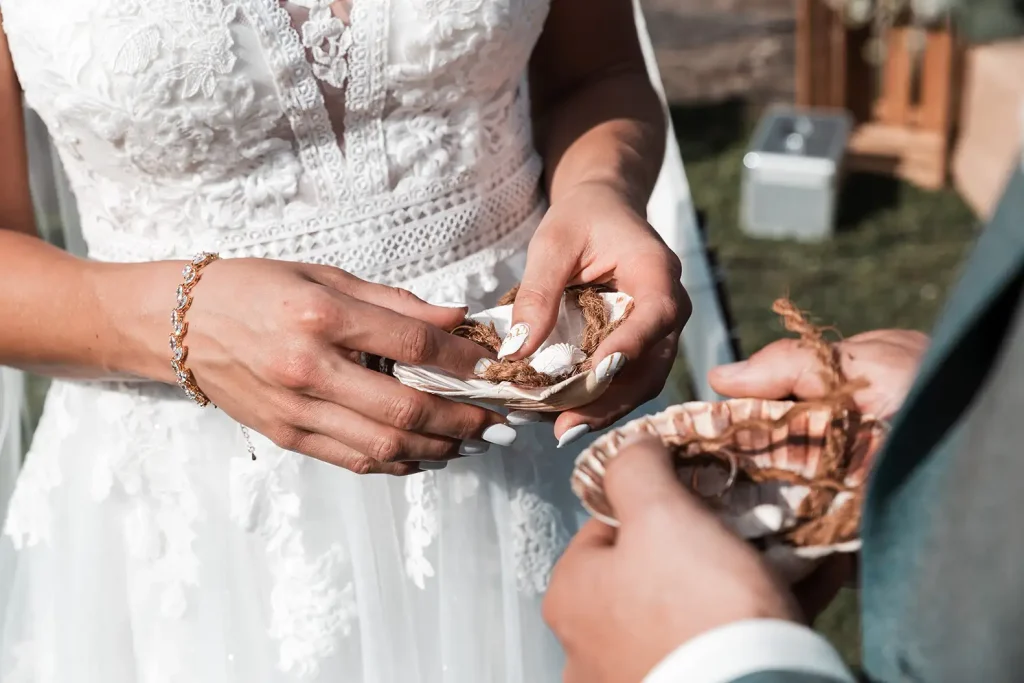 Detailaufnahme eines persönlichen Hochzeitsrituals mit Braut und Bräutigam bei der freien Trauung