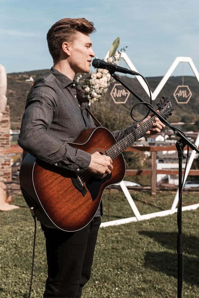 Hochzeitssänger mit Gitarre begleitet die entspannte freie Trauung auf Schloss Burgbrohl