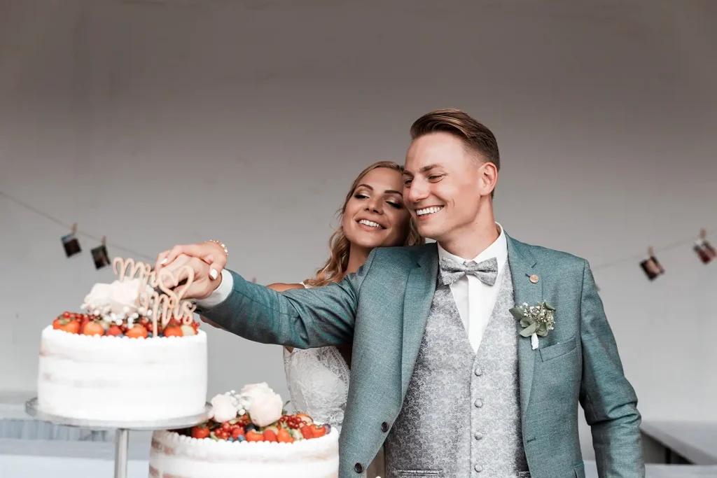 Brautpaar an der Hochzeitstorte während der Hochzeitsfeier auf Schloss Burgbrohl