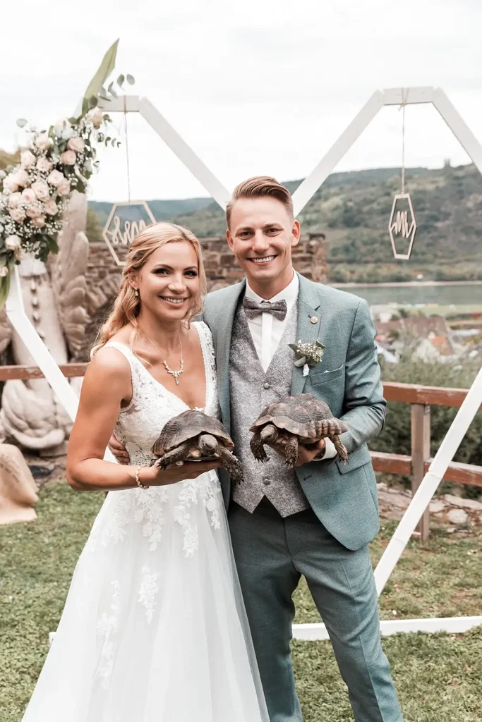 Brautpaar mit seinen beiden Schildkröten als persönliche Haustiere bei der Hochzeit auf Schloss Burgbrohl