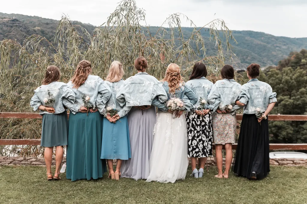 Braut und Freundinnen mit personalisierten Hochzeitsjacken bei der Hochzeit auf Schloss Burgbrohl
