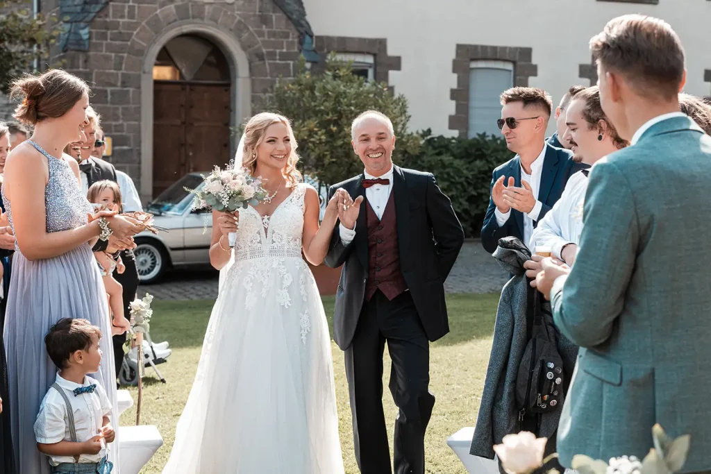 Braut beim Einzug mit ihrem Vater zur freien Trauung auf Schloss Burgbrohl