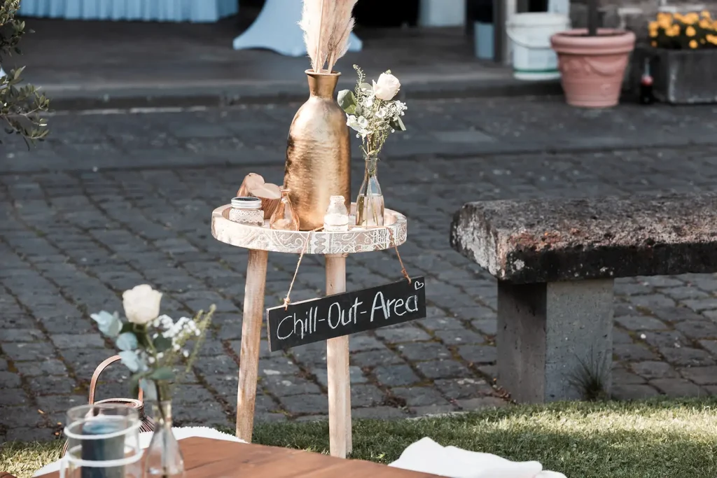 Liebevoll dekorierte Chill-Out Area bei einer Hochzeit auf Schloss Burgbrohl