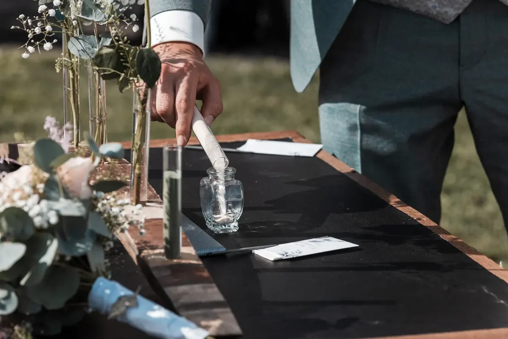 Bräutigam beim Sandritual während der freien Trauung auf Schloss Burgbrohl